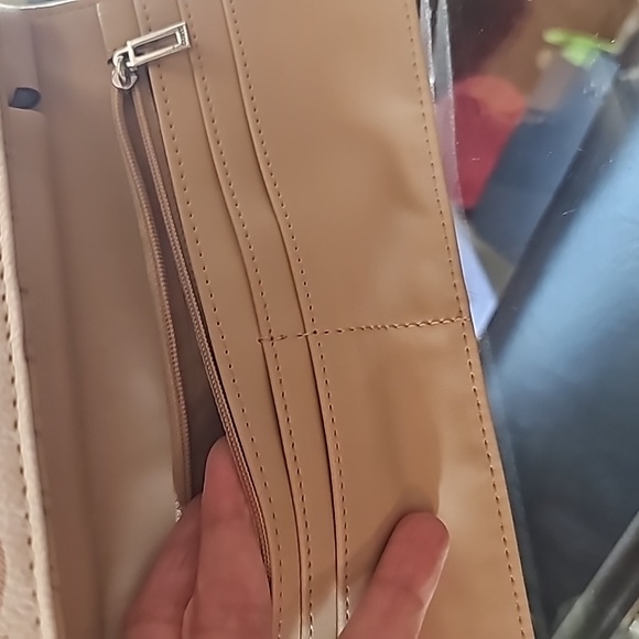 Guess Wallet. Brand new - Picture 4 of 6